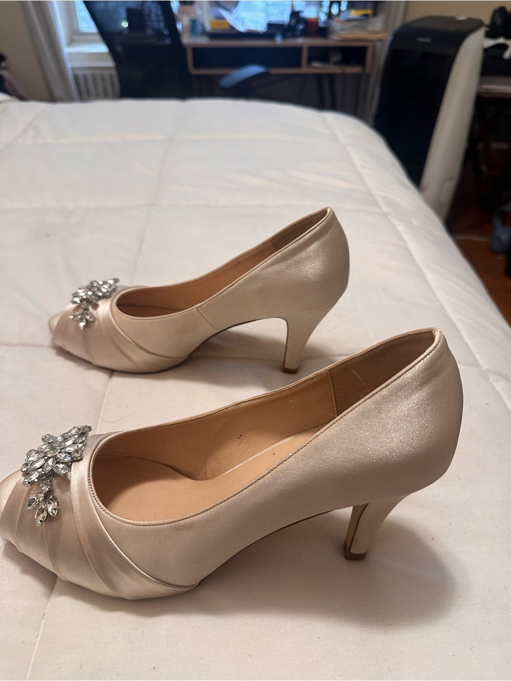 ERIJUNOR Champagne Satin Peep-Toe Heels with Crystal Brooch - Picture 2 of 8